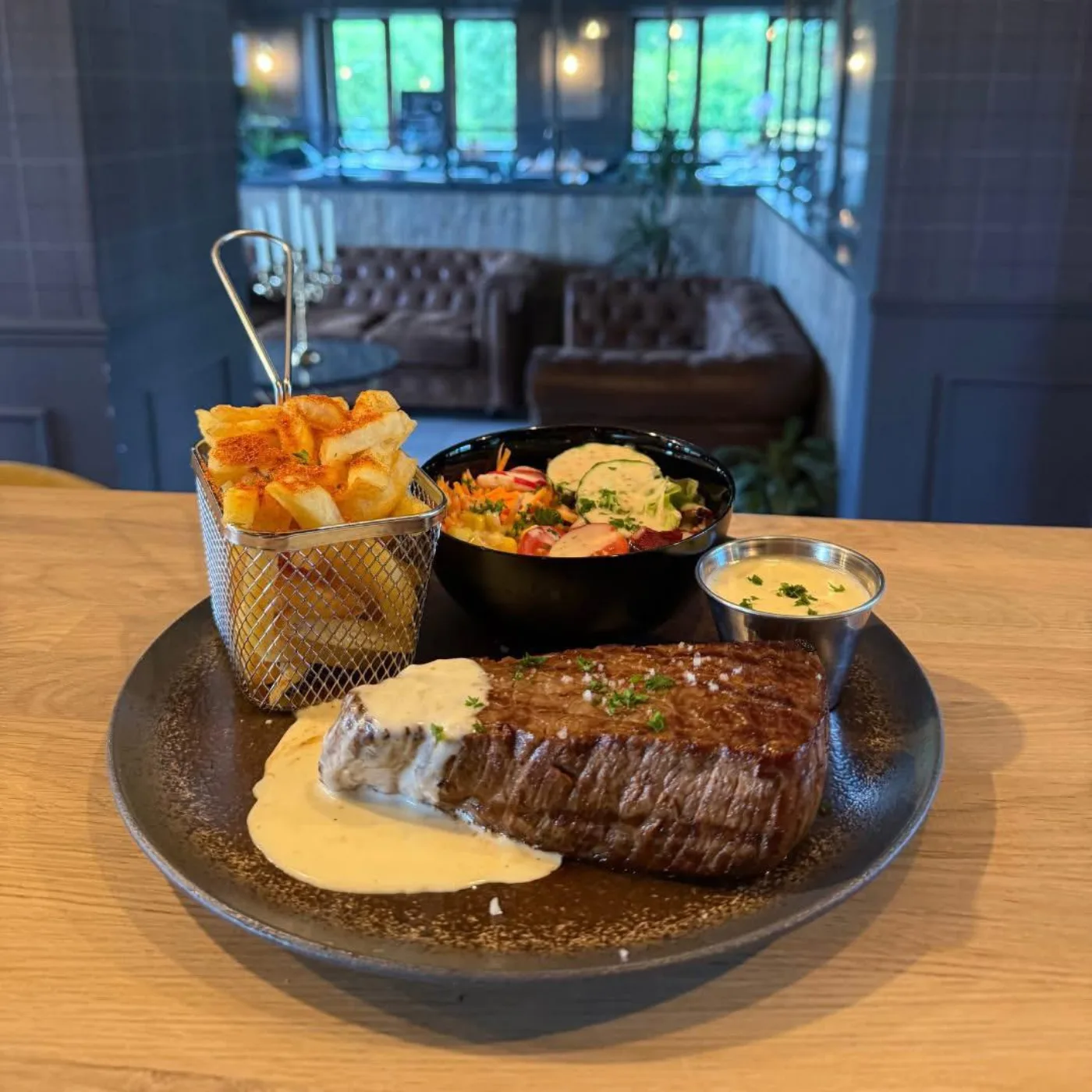 Pavé de bœuf sauce béarnaise et frites maison — Charlie's Bar-Restaurant, Gedinne