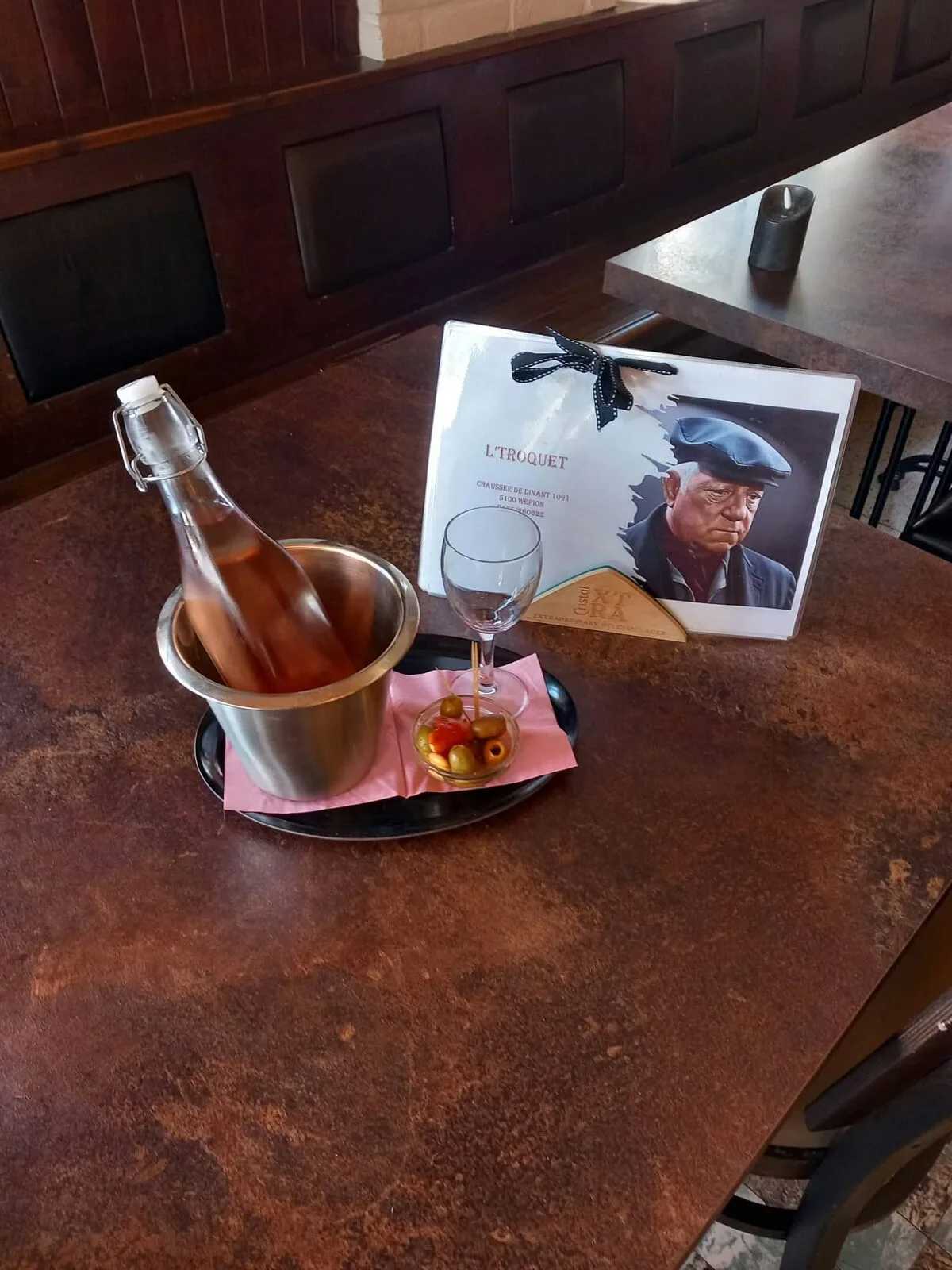 L'apéro maison : rosé bien frais et olives