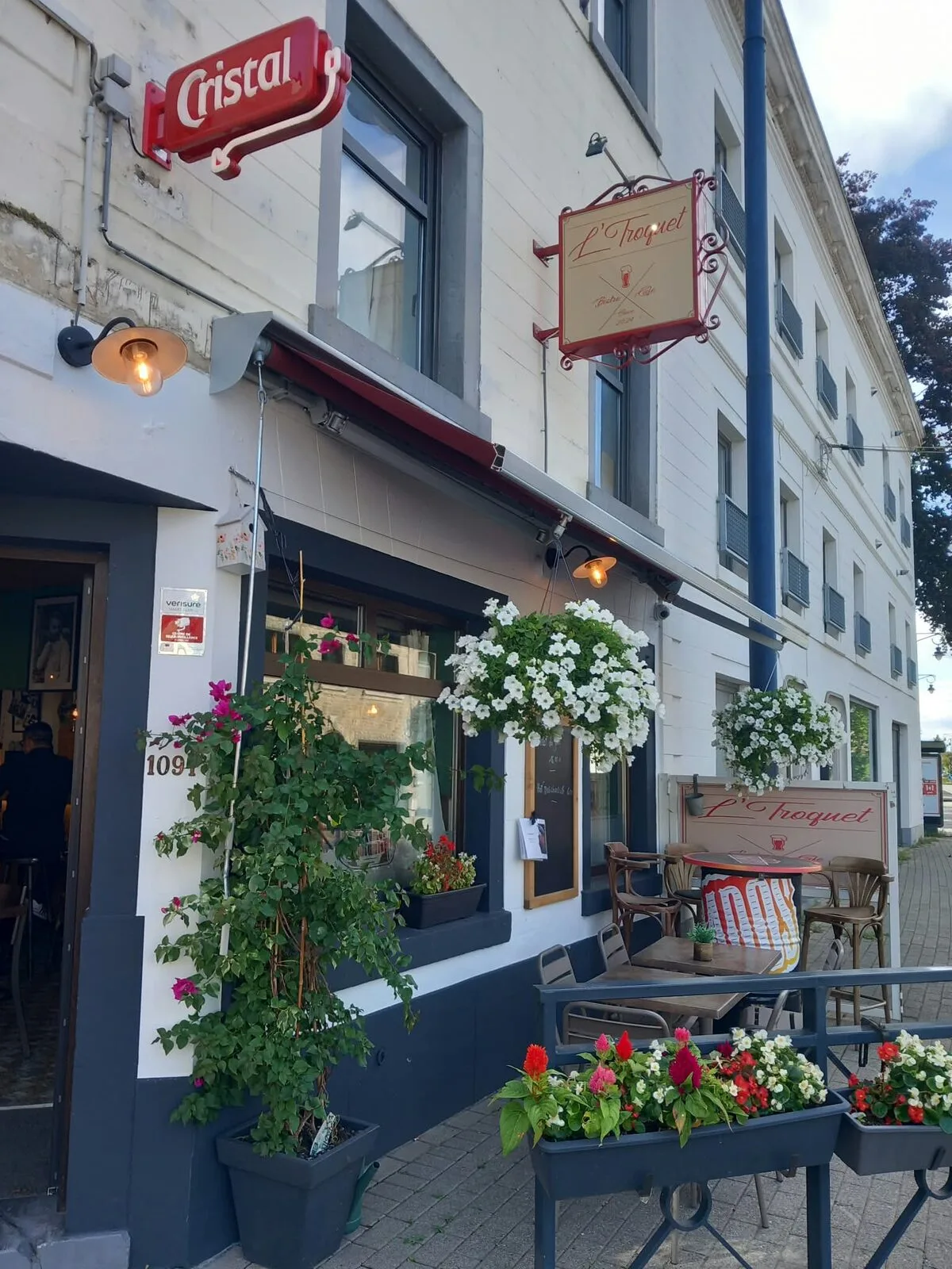La façade de L'troquet, chaussée de Dinant