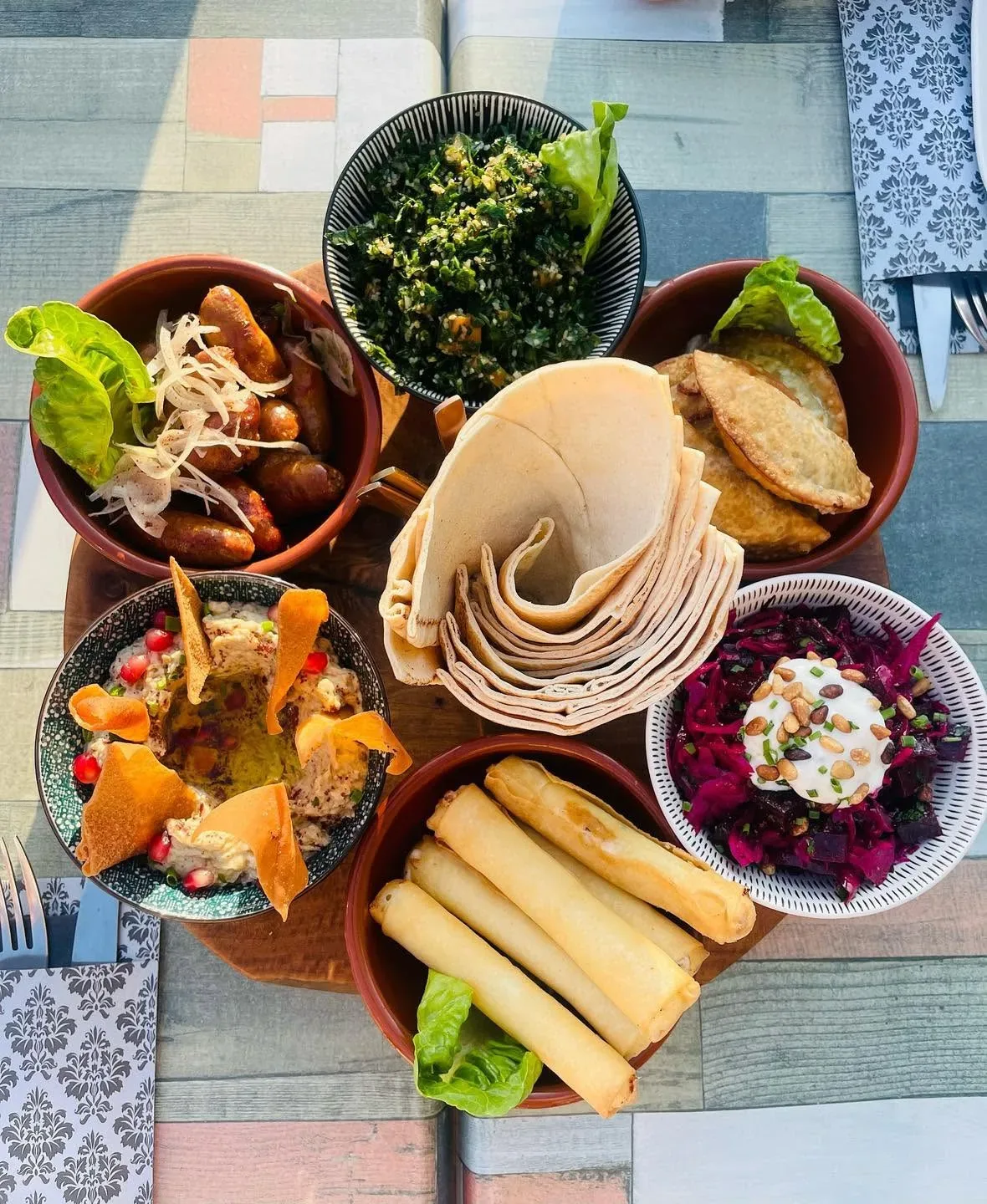 Mezzé complet de Tchak Tchouk — houmous, taboulé, falafels et grillades